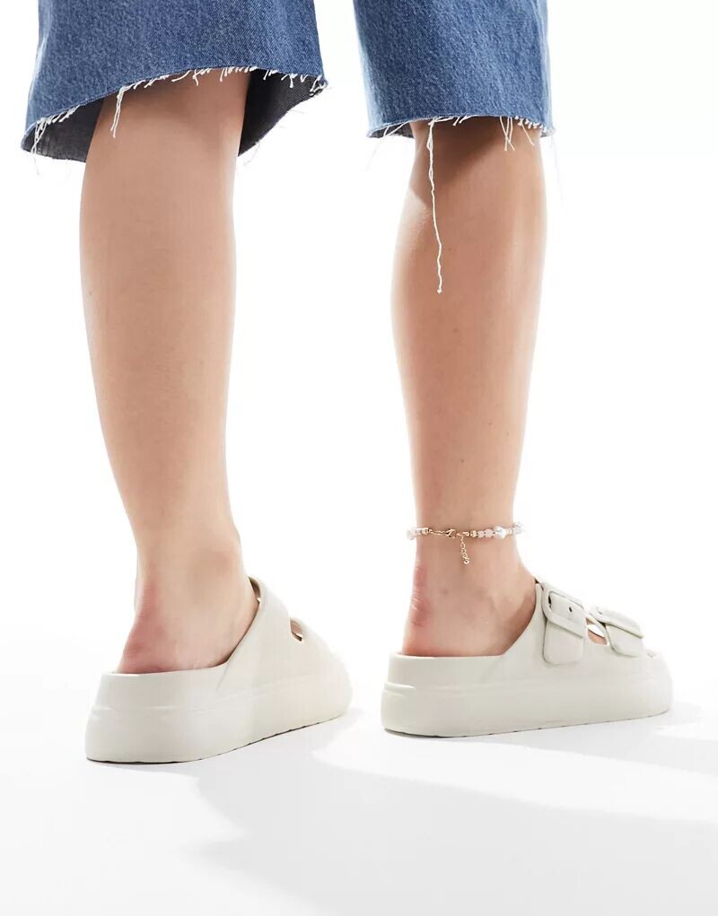 Белые сандалии свободного кроя ASOS Wide Fit с плоской подошвой и двумя пряжками, широкий крой — фото 2