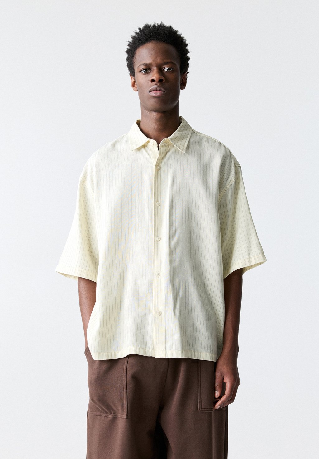 

Рубашка STRIPED SHORT SLEEVE PULL&BEAR, бежевый