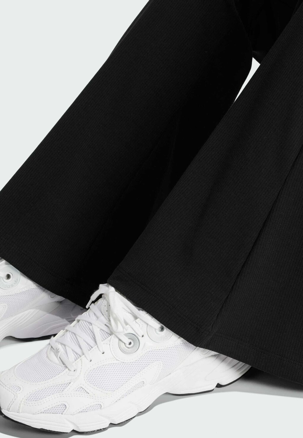 Спортивные штаны Essential Flares adidas Originals, черные — фото 3