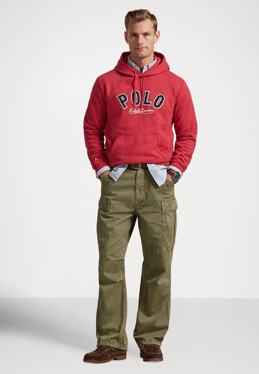 Толстовка Polo Ralph Lauren THE RL FLEECE WESTERN-LOGO HOODIE, Sunrise Red/Red — фото 2