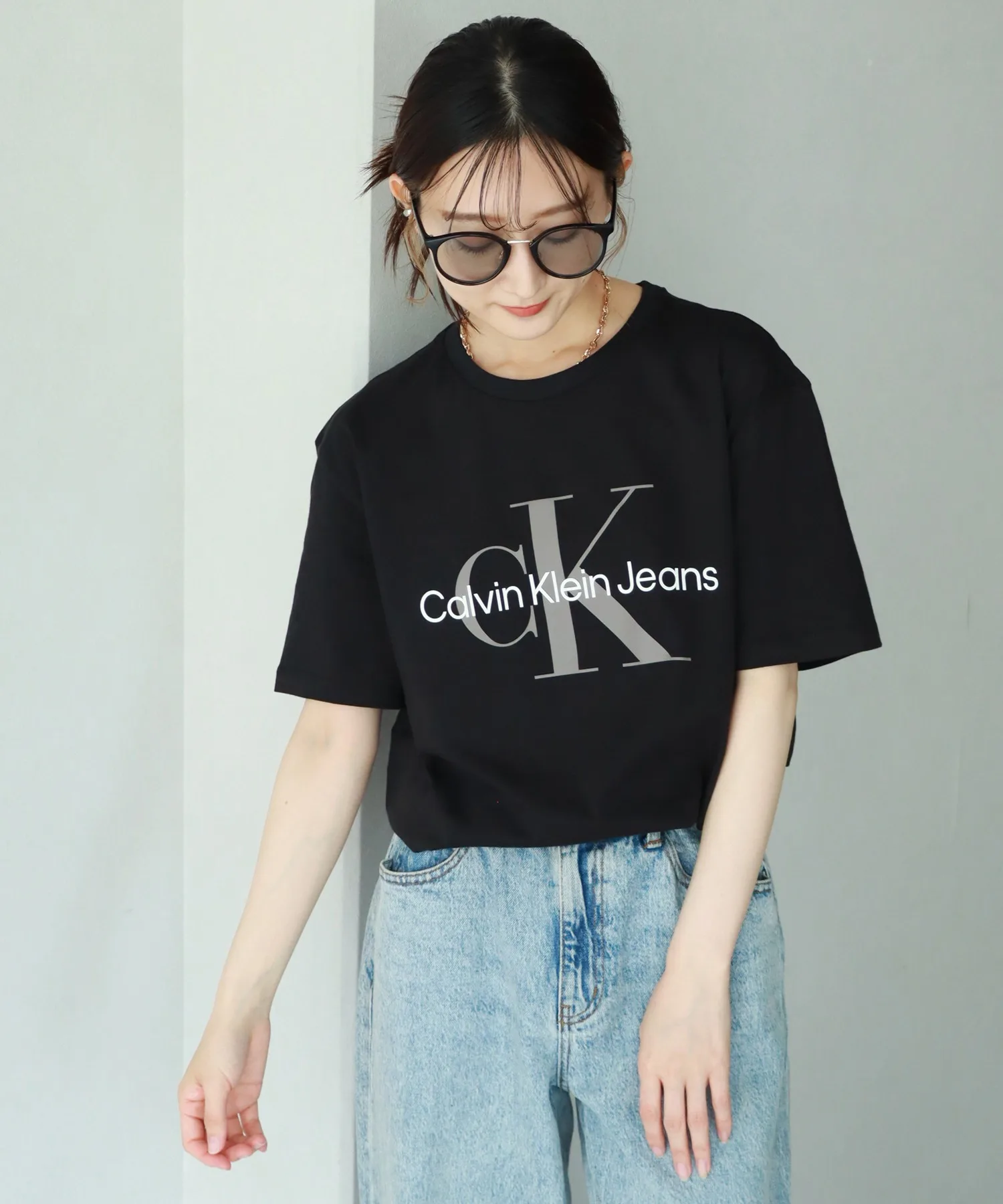 Унисекс футболка с логотипом CORE MONOLOGO JEANS TEE Calvin Klein серая — фото 4