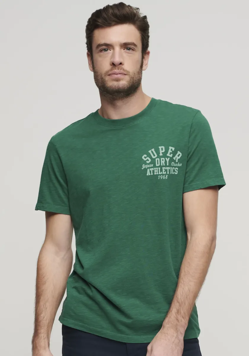 

Футболка Superdry "ФУТБОЛКА С ГРАФИКОЙ АТЛЕТИЧЕСКОГО КОЛЛЕДЖА", цвет Dark Forest
