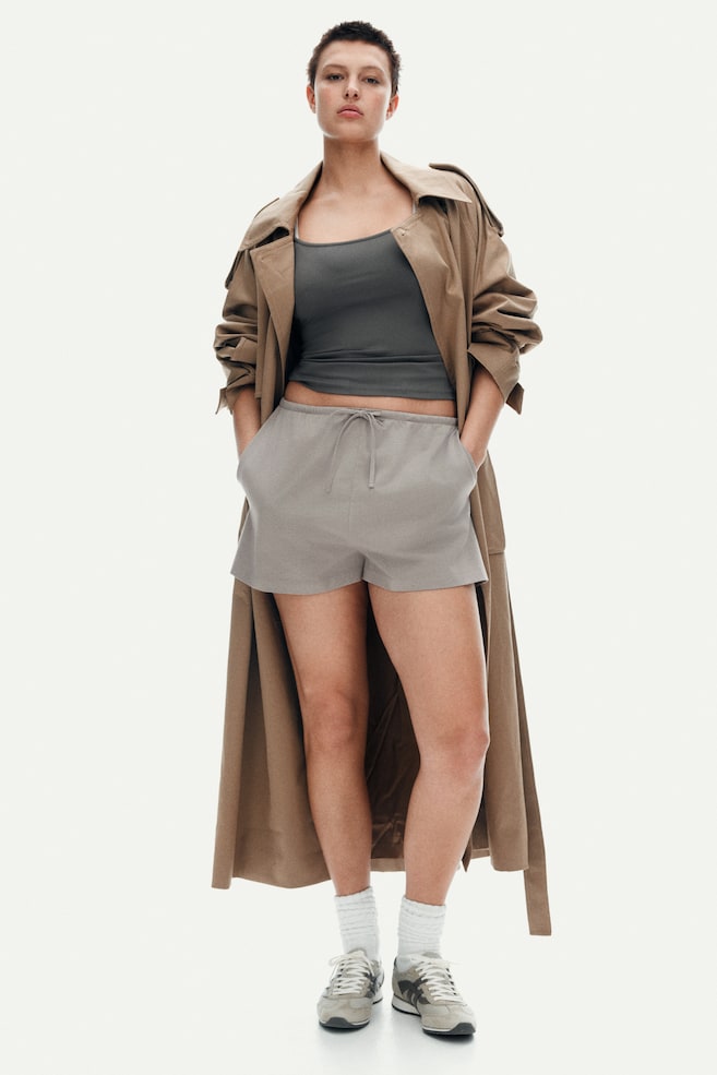 

Хлопковые шорты с завязками на шнурке H&M, бежевый