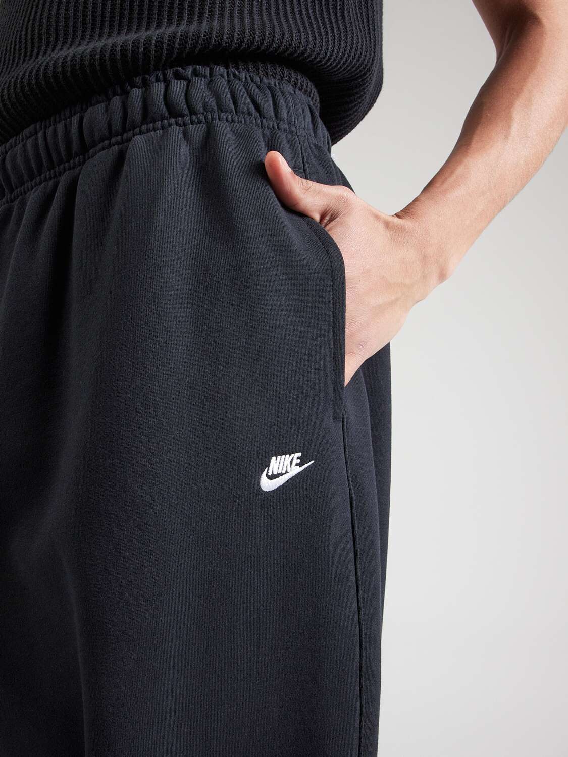 Nike Sportswear Широкие брюки 'CLUB OS' в черном цвете — фото 2