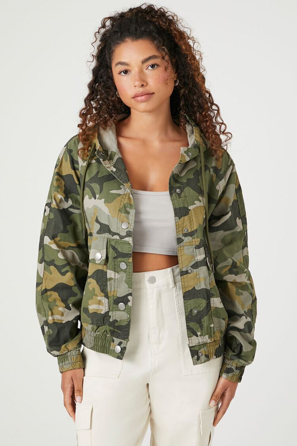 

Саржевая куртка с капюшоном и камуфляжным принтом Forever 21, зеленый