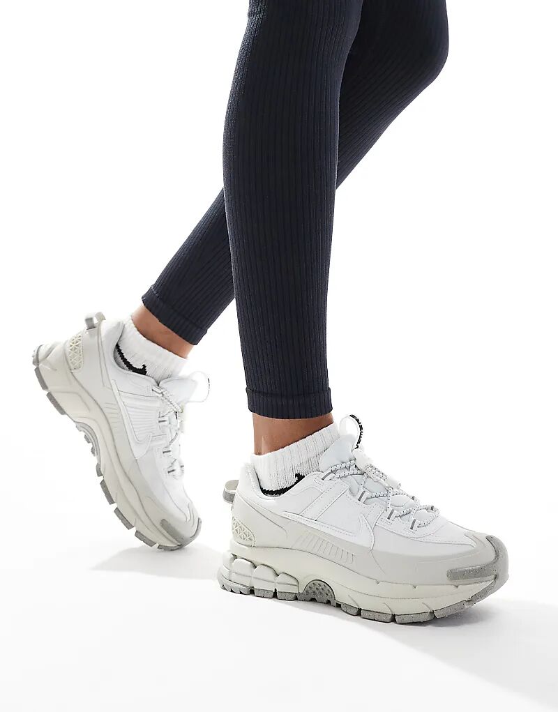 Кроссовки Zoom Vomero 5 Roam белого и серого цвета Nike