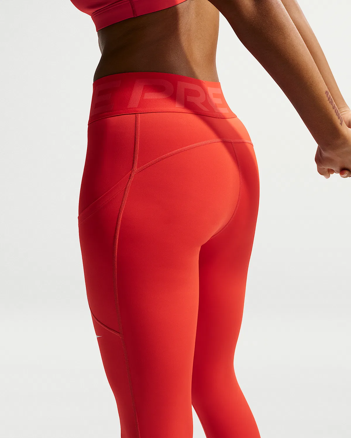 Женские леггинсы Nike Pro Sculpt с высокой посадкой 7/8 и карманами, Light Crimson/White — фото 3