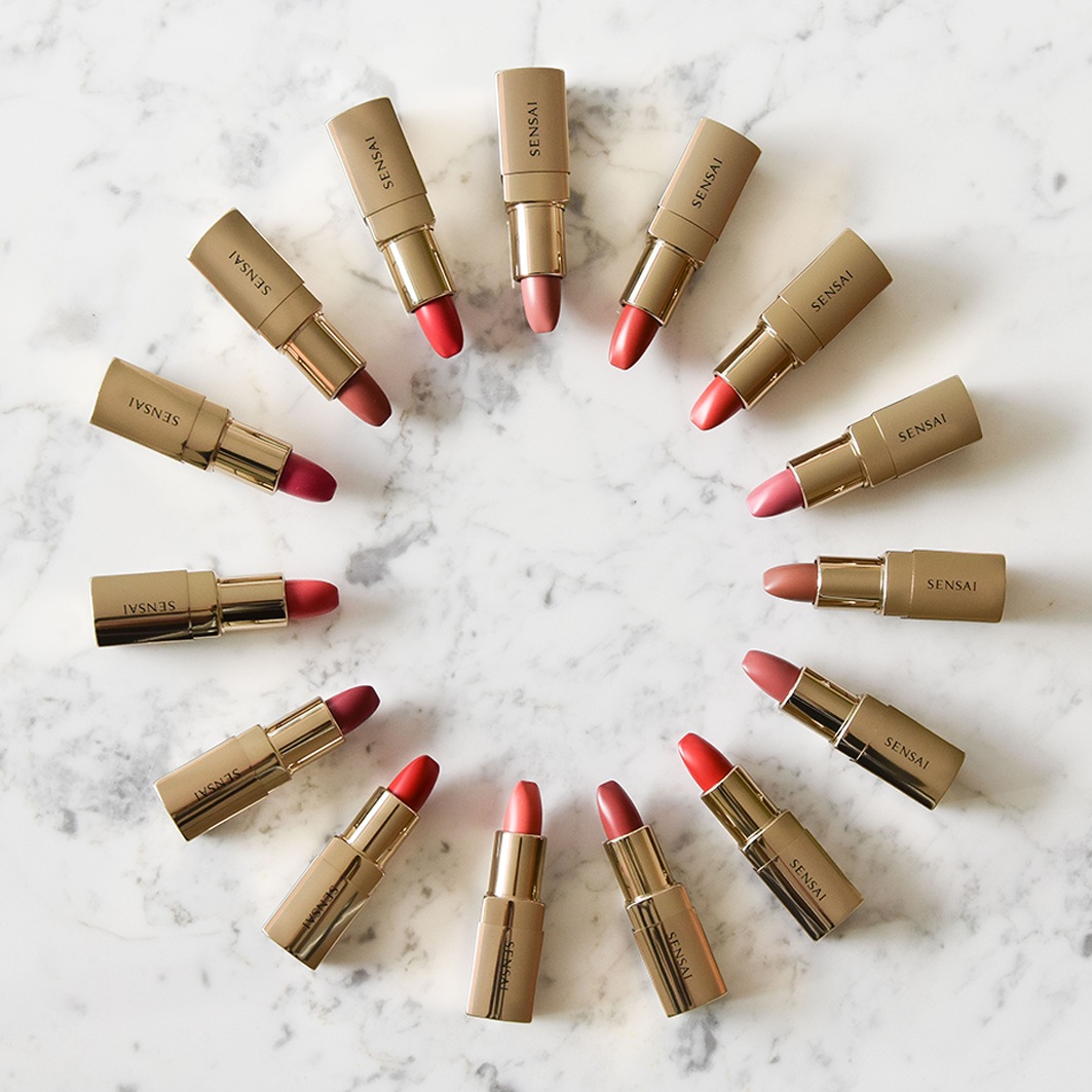 Помада для губ the lipstick Sensai, nr.02 - sazanka red, вес 3.5 гр. — фото 3