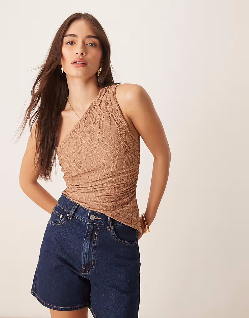 

Фактурный топ на одно плечо с асимметричным подолом и сборками цвета камня от ASOS DESIGN