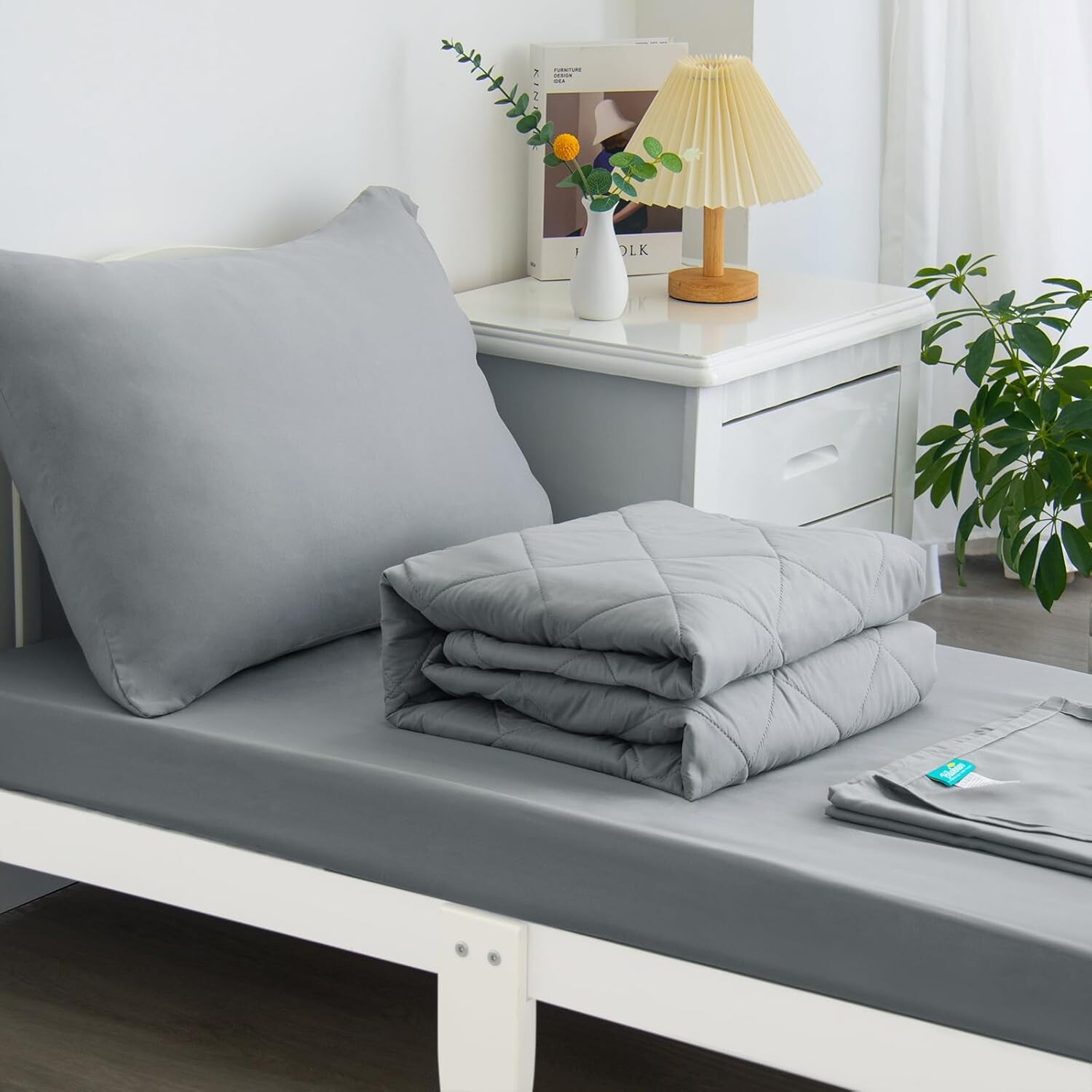 

Ультрамягкий комплект постельного белья для малышей Biloban, состоящий из 4 предметов, и комплект дышащих простыней для детской кроватки, включая стеганое одеяло, простыню для кроватки, плоскую простыню и наволочку-конверт, серый цвет, Grey