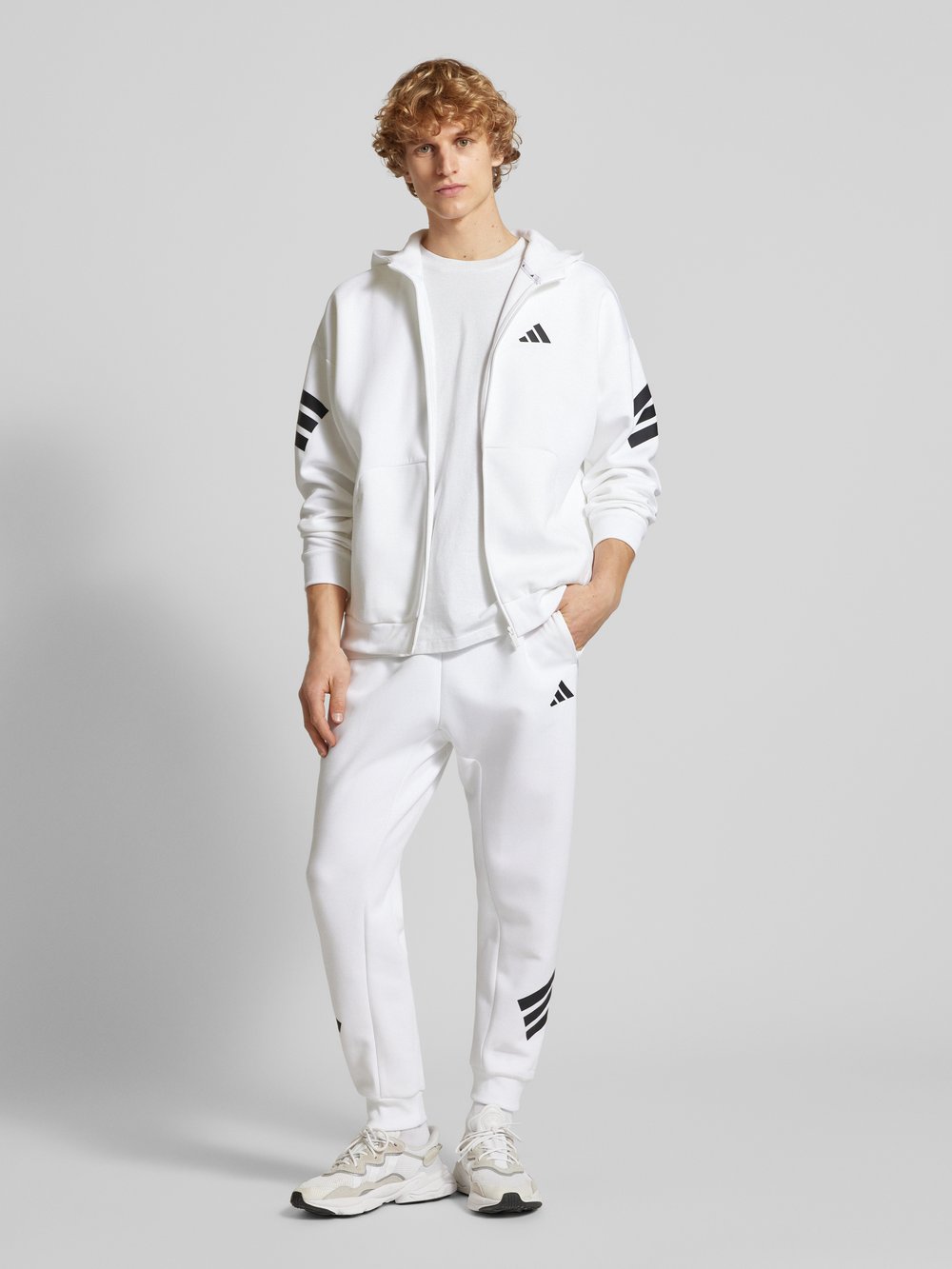 

Спортивные брюки прямого кроя с логотипом ADIDAS SPORTSWEAR, белый