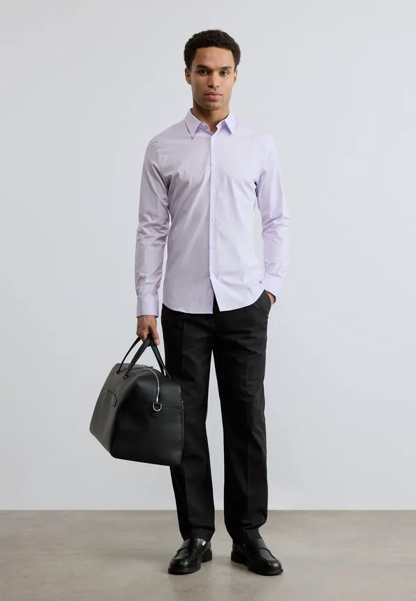 Однотонная эластичная приталенная рубашка Calvin Klein, Island Lilac — фото 2