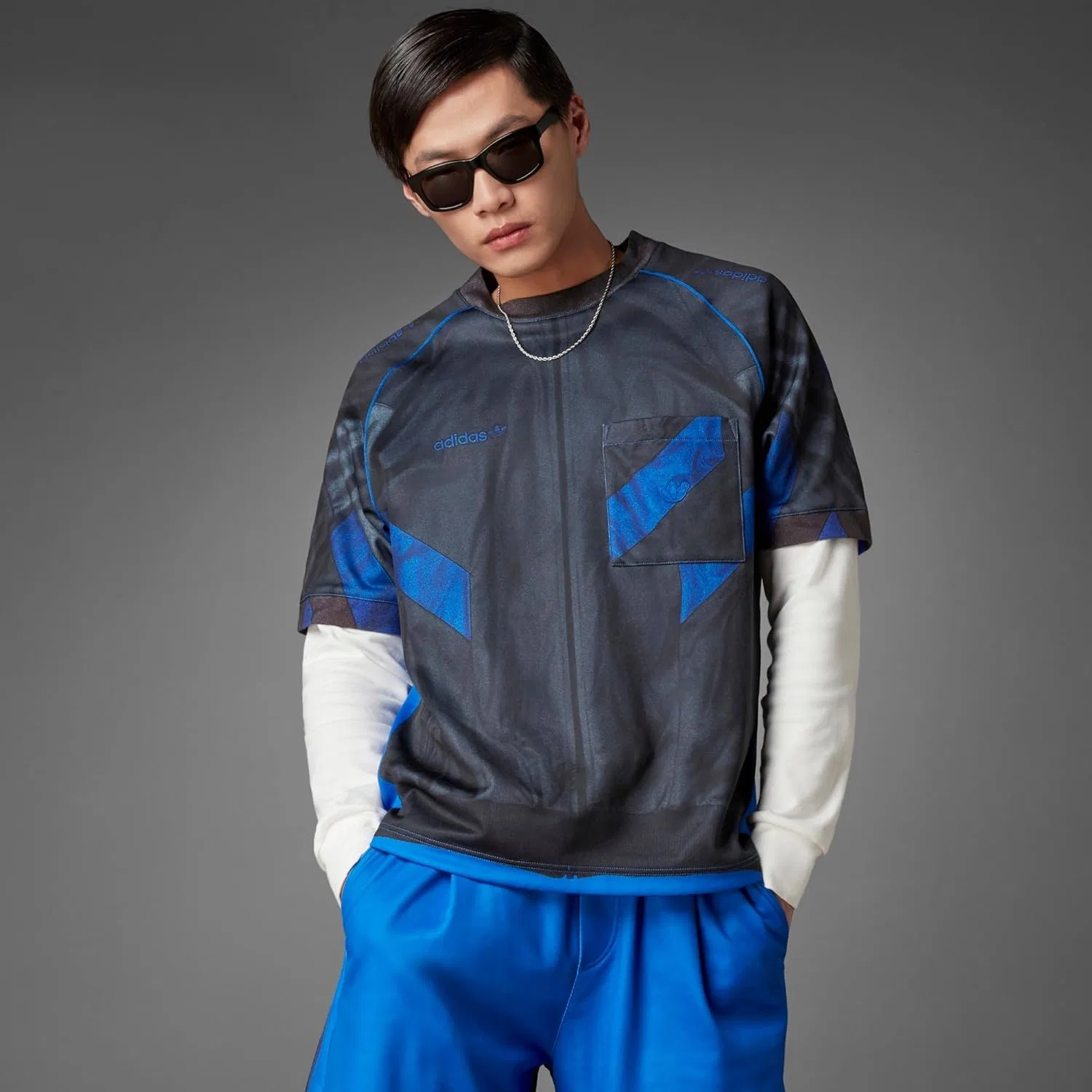 Мужская спортивная футболка adidas Originals синего цвета — фото 2