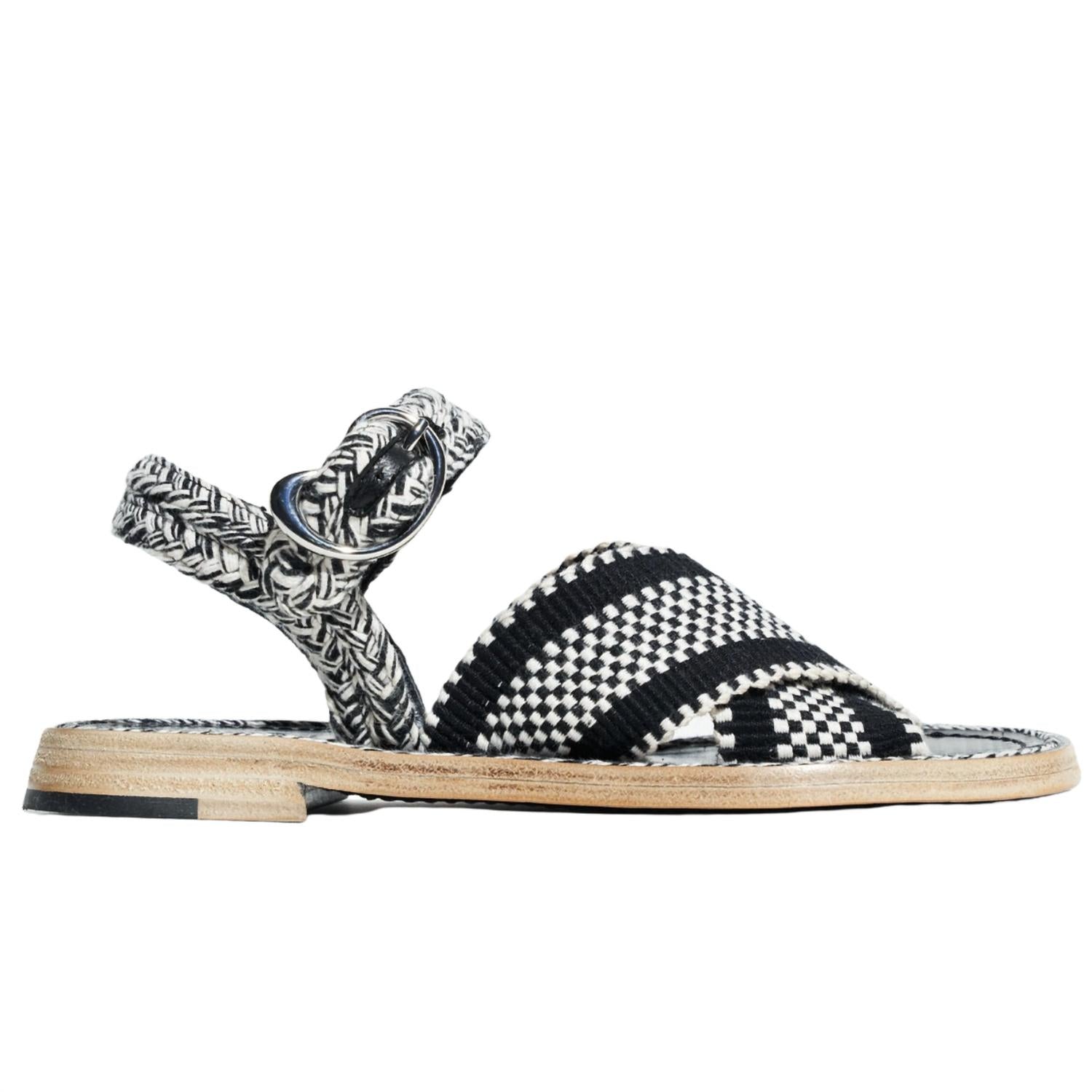 Сандалии Aurora Flat Sandal цвета слоновой кости/черного цвета Amambaih