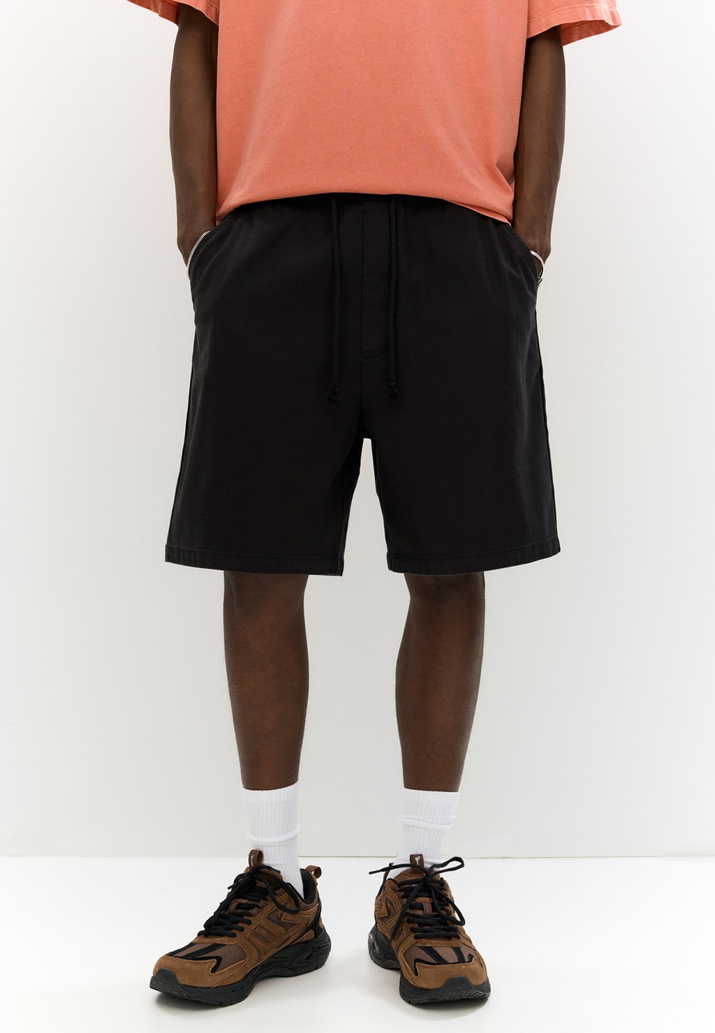 

Шорты WITH DRAWSTRINGS - BERMUDA - Tracksuit bottoms PULL&BEAR, черный