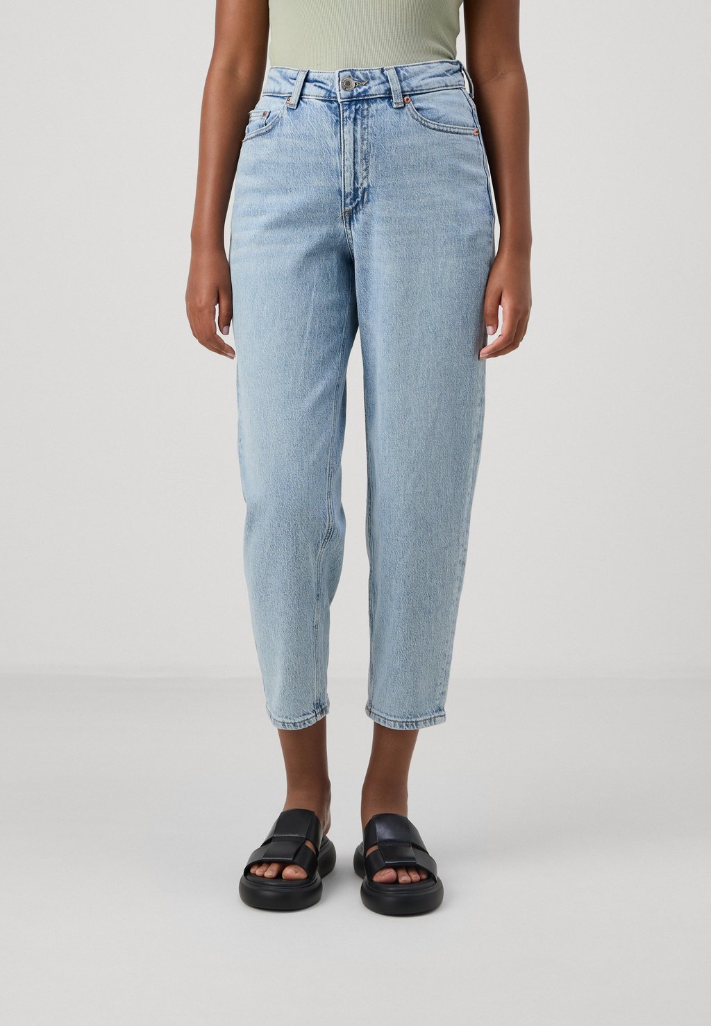 

Джинсы свободного кроя VMTESSA MOM Vero Moda Petite, цвет Light Blue Denim