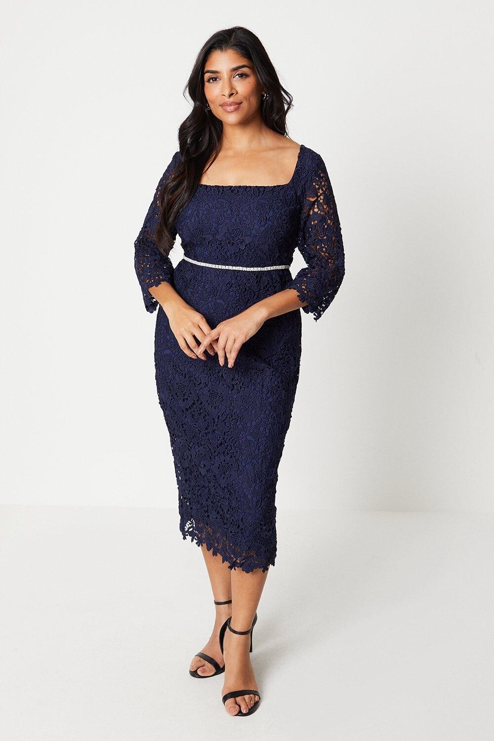 

Миниатюрное кружевное платье миди с украшением на талии Wallis, темно-синий