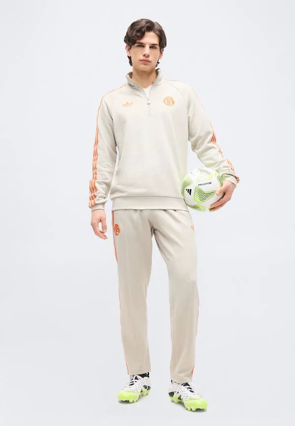 Спортивные штаны фк бавария оригиналс, клубная одежда Adidas Originals, Alumina — фото 2