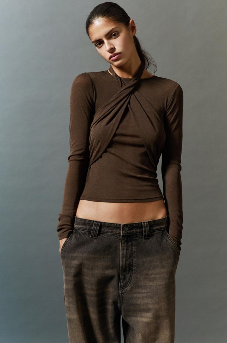 

Футболка с вырезом-оберткой Pull And Bear, коричневый