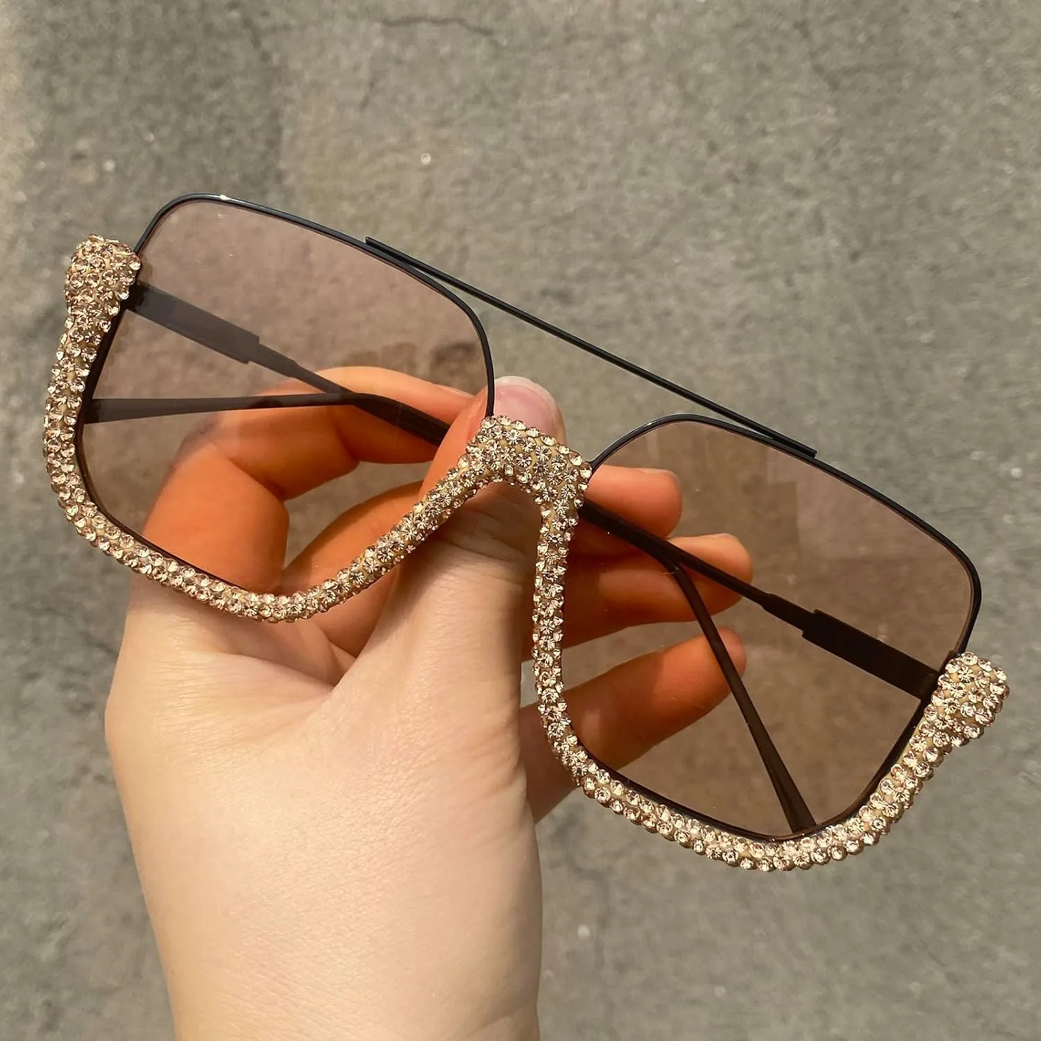 

Ретро-солнцезащитные очки квадратной формы со стразами для женщин, винтажный стиль, модные и забавные, в стиле 2000-х, с металлической оправой mincl, Brown