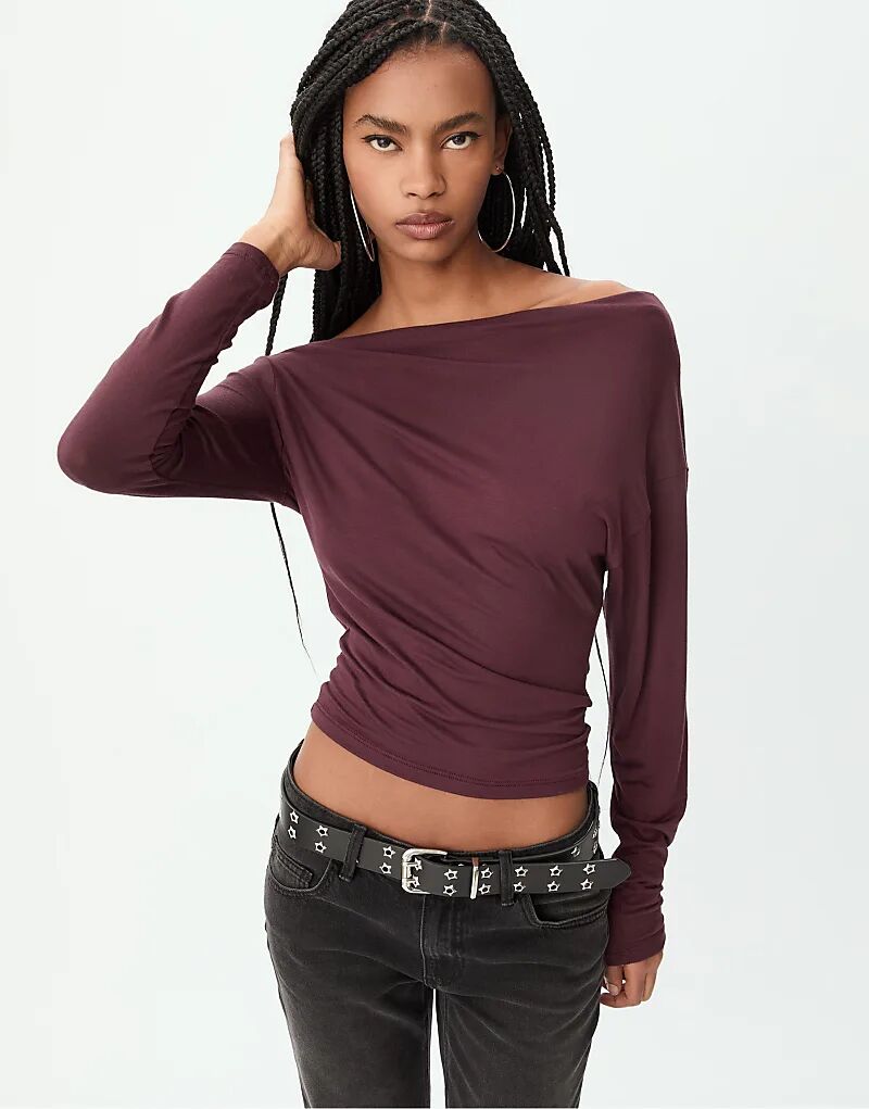 

Топ Stradivarius с асимметричным вырезом в бордовом цвете