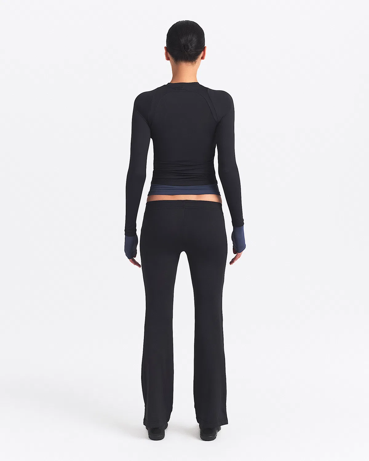 Женские брюки NikeSKIMS Airy с заниженной талией, мини-клеш, NSKM Obsidian/NSKM Obsidian — фото 4