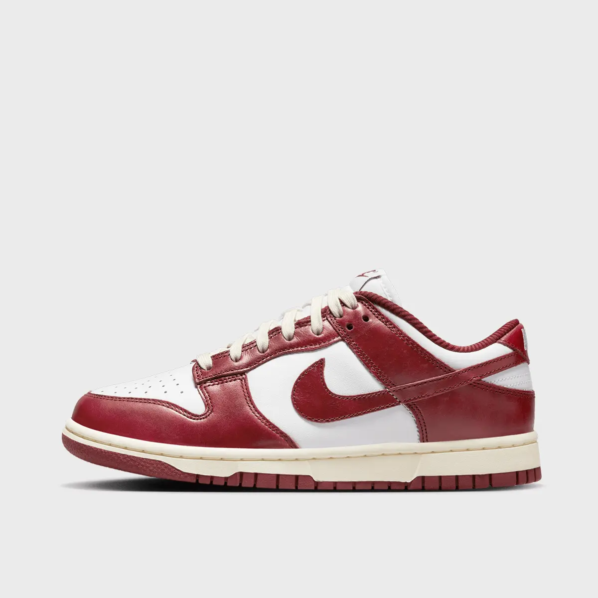 

Кроссовки Nike WMNS Dunk Low Premium, красный