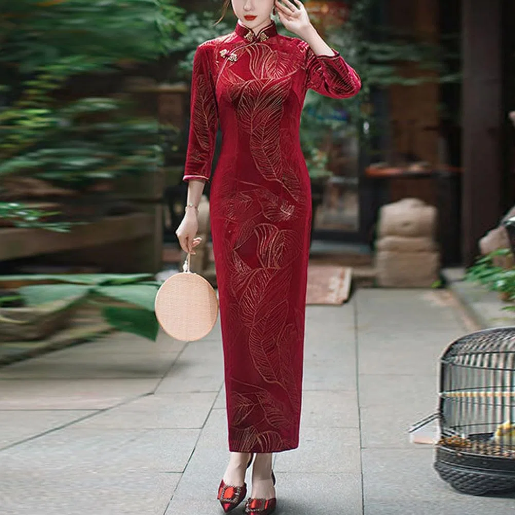 Женское длинное платье-ципао в китайском стиле, роскошное вечернее платье из велюра с фольгированным принтом, рукавами 3/4 и боковым разрезом — фото 4