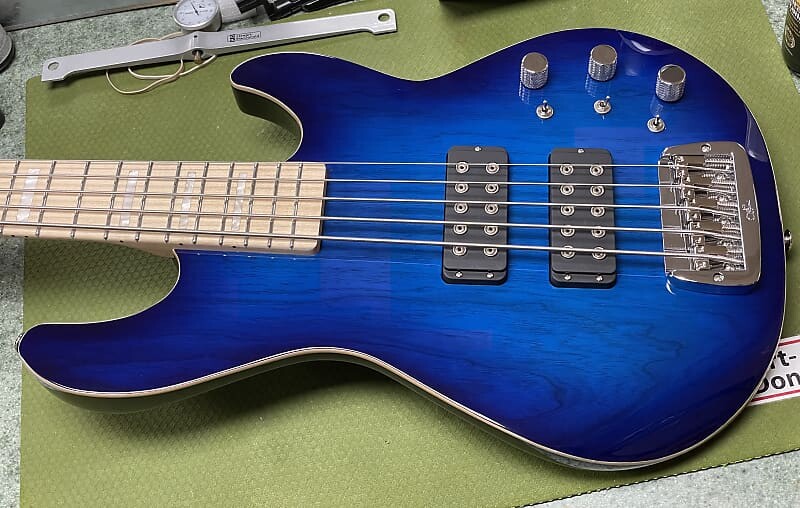 

Басс гитара G&L USA Custom Order L2500 Blue Burst