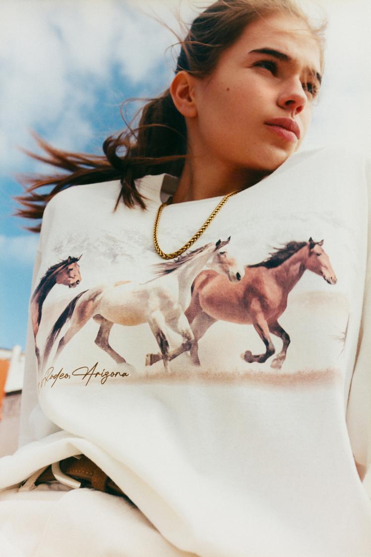 

Футболка с изображением лошади Pull And Bear, белый