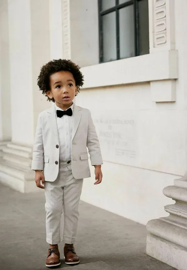 Костюм Next, модель Blazer, shirt, trousers & bow tie set regular fit suit, нейтральный