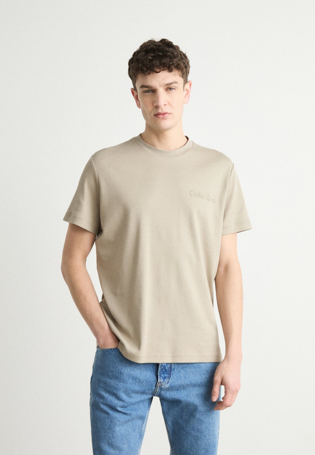 

Базовая футболка EMBOSSED LOGO Calvin Klein, бежевый