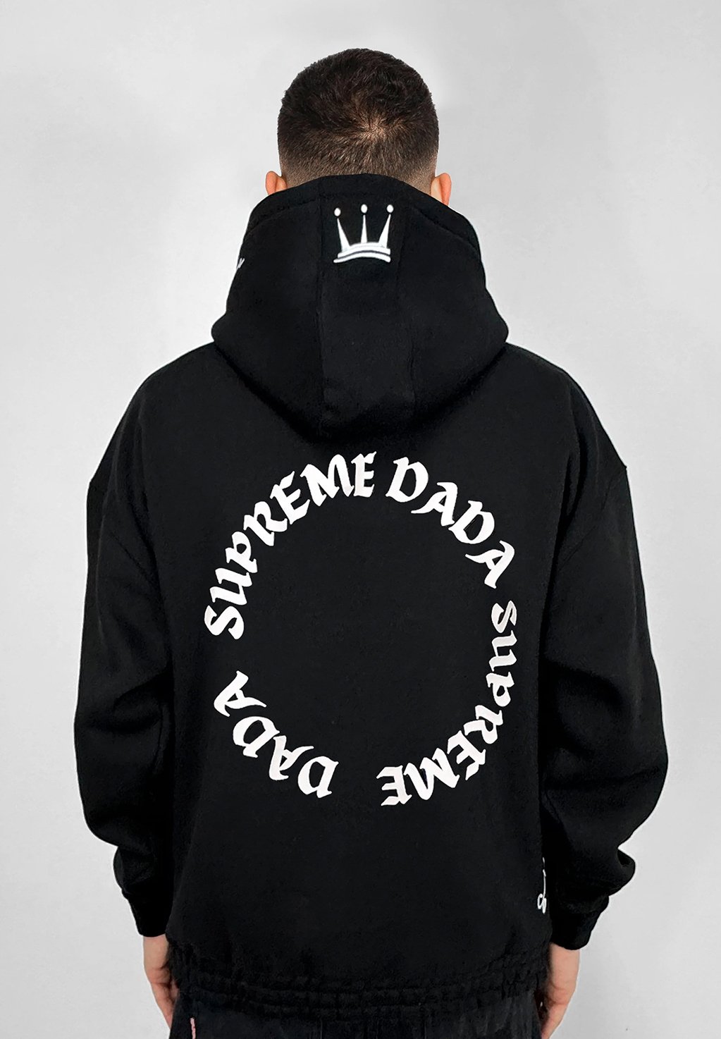 

Толстовка MIT RÜCKENDRUCK UND ÄRMELTASCH - Hoodie DADA, черный