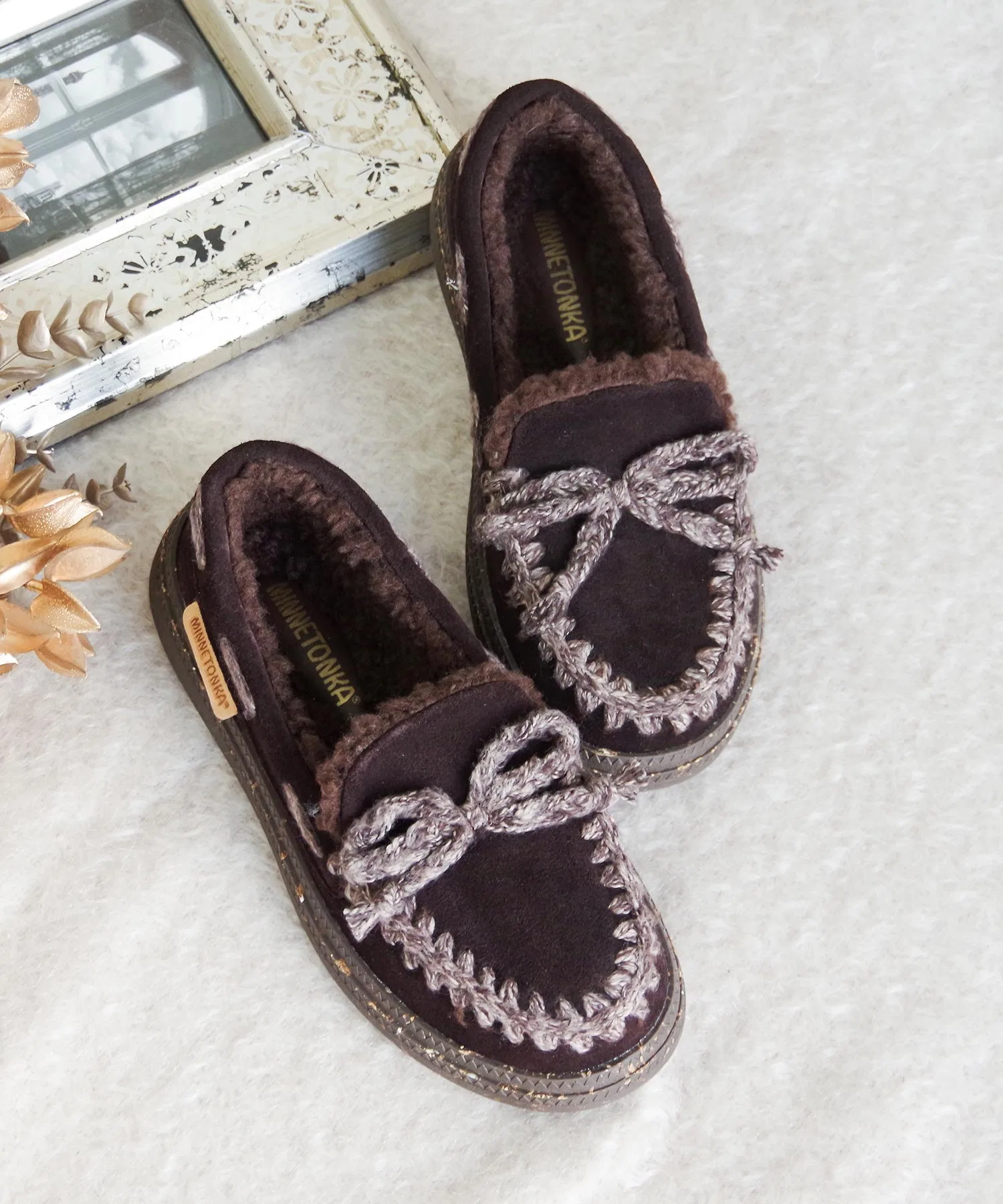 Унисекс мокасины из замши Minnetonka с вязаной строчкой тёмно-коричневые