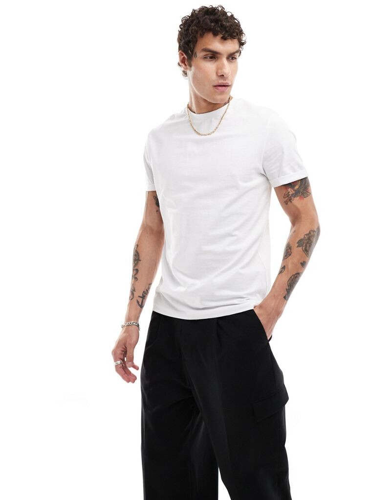 

Белая футболка с круглым вырезом и закатанными рукавами ASOS DESIGN