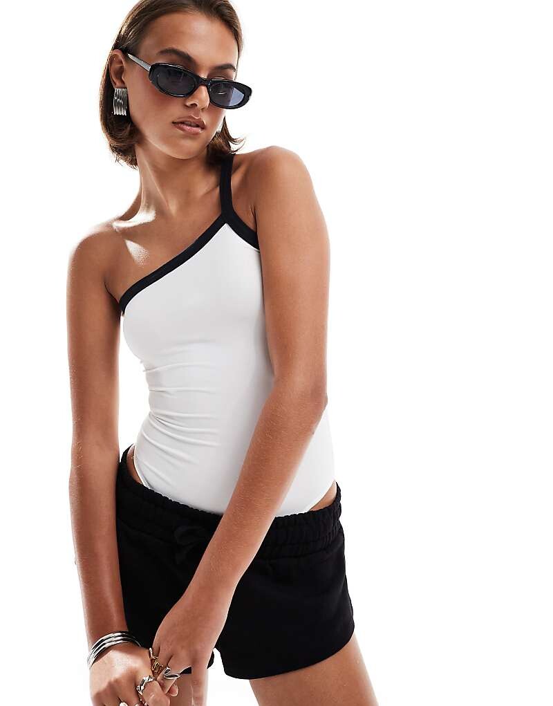 

Белое контрастное боди из полиамида на одно плечо Pull&Bear