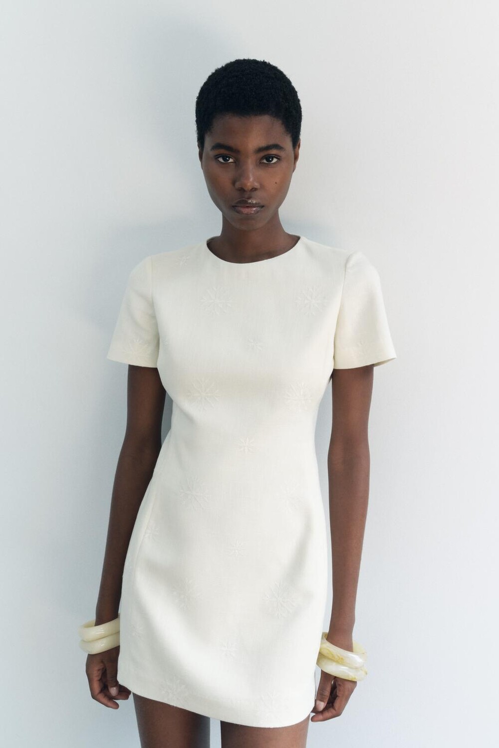 

Короткое платье с вышивкой ZARA, экрю