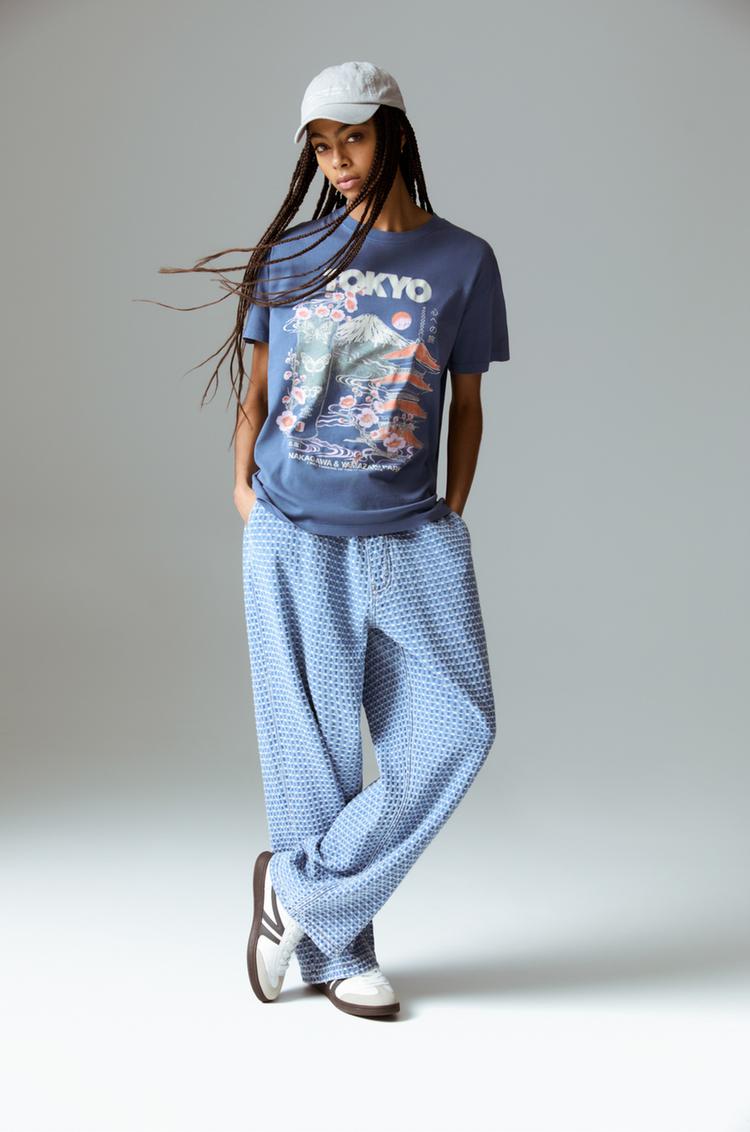 

Синяя футболка с графикой Токио Pull And Bear, синий