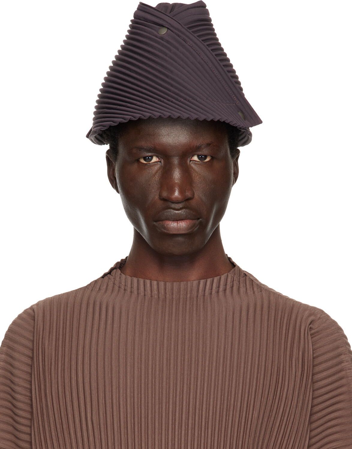 

Фиолетовая шляпа юнита HOMME PLISSe ISSEY MIYAKE