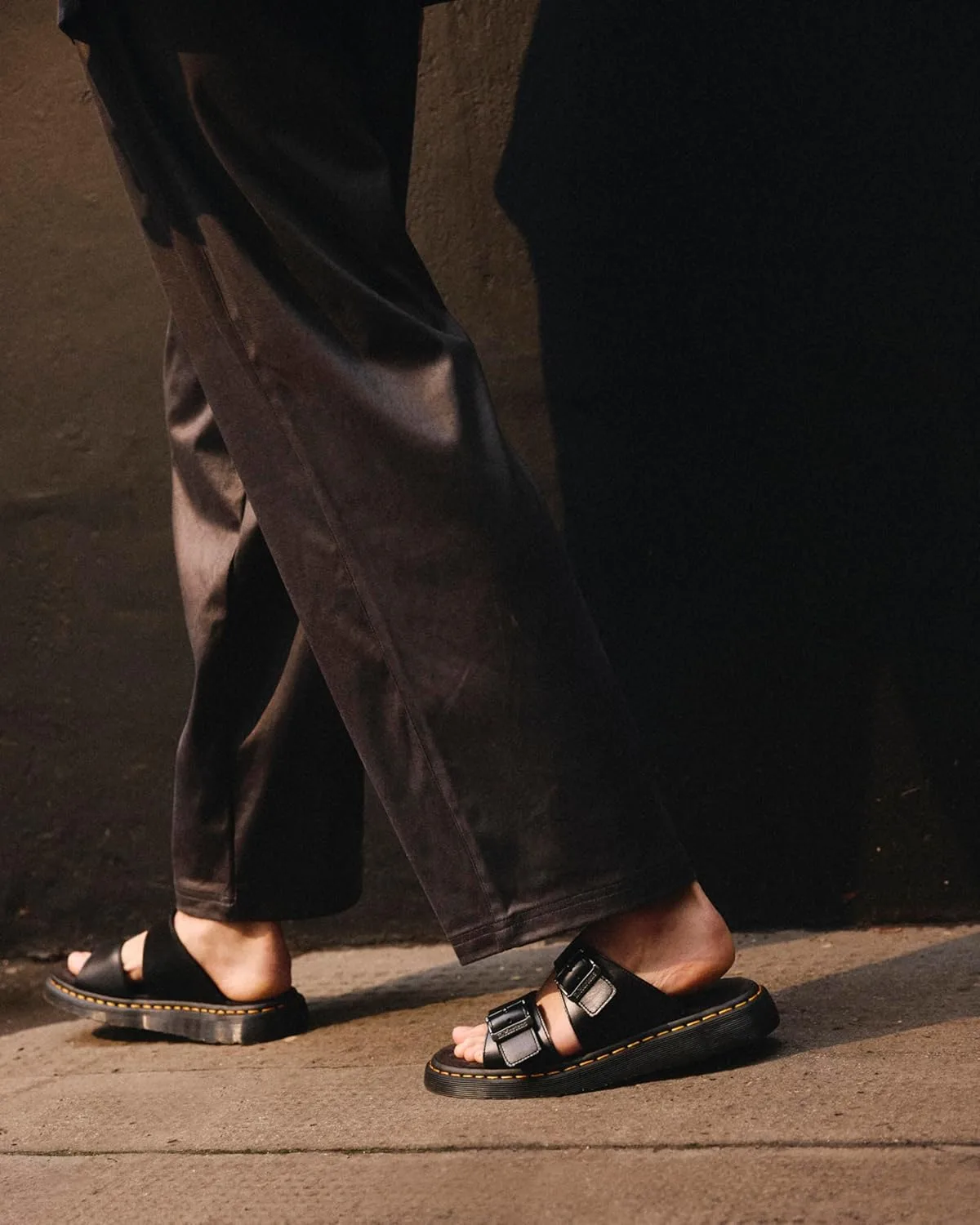 Сандалии унисекс Dr. Martens JosefSlide, черный — фото 2