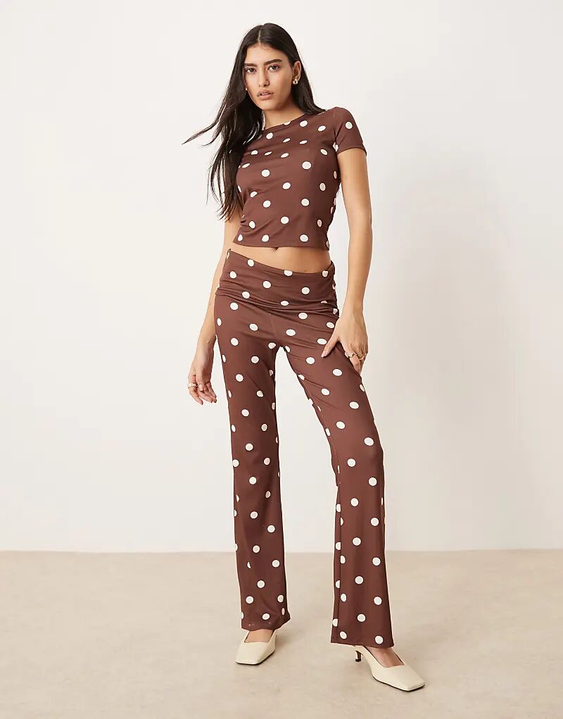 

Расклешенные брюки ASOS DESIGN с коричневым принтом в горошек — часть комплекта