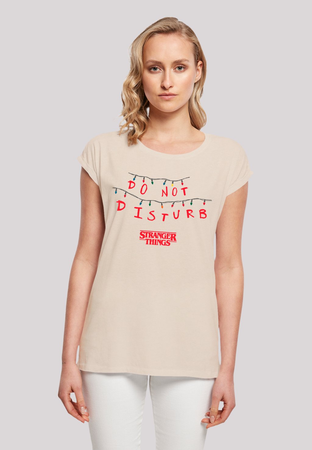 

Футболка с принтом STRANGER THINGS DO NOT DISTURB NETFLIX TV SERIES F4NT4STIC, песочный