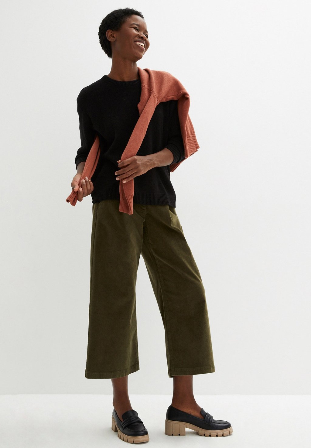 

Брюки BEQUEMBUND IN HIGH-WAIST UND 7/8 LÄNGE bonprix, оливковый