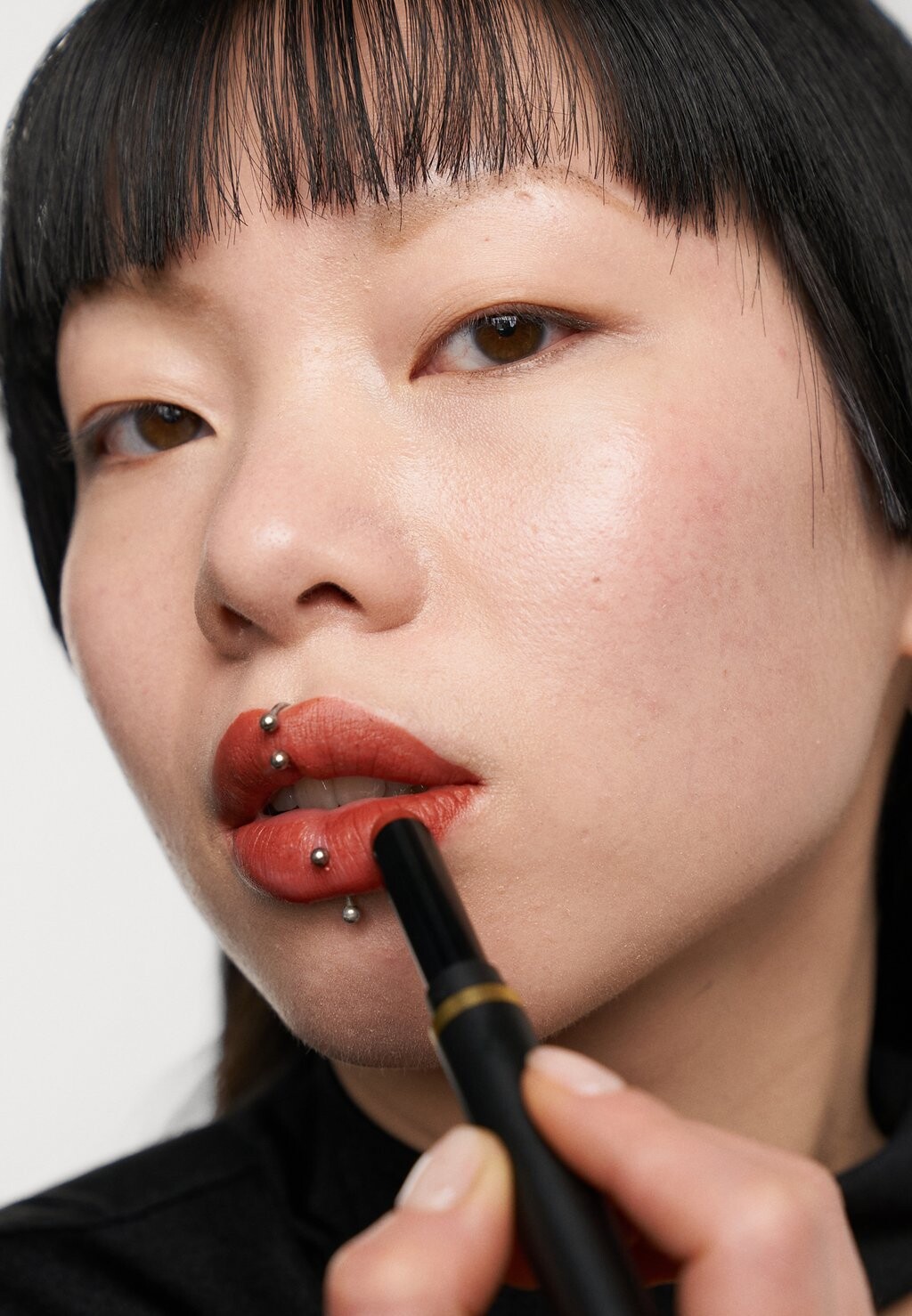 

Губная помада Powder Kiss Velvet Blur Slim Stick MAC, цвет marrakesh-mere