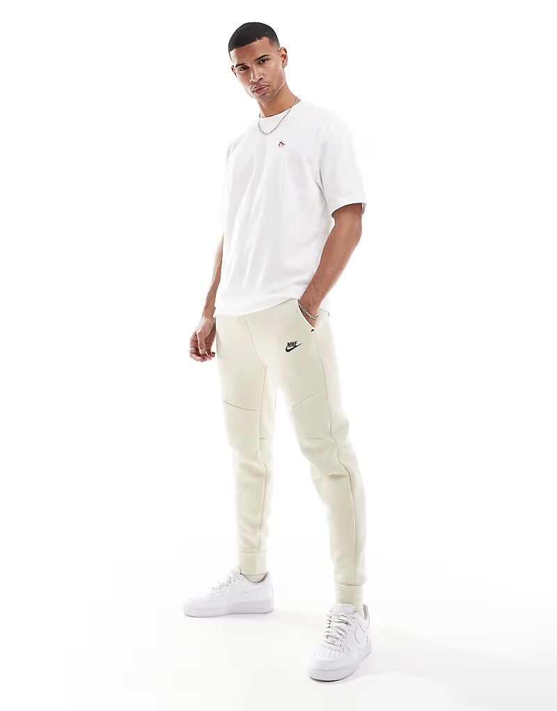 

Джоггеры Nike Tech Fleece бежевого цвета