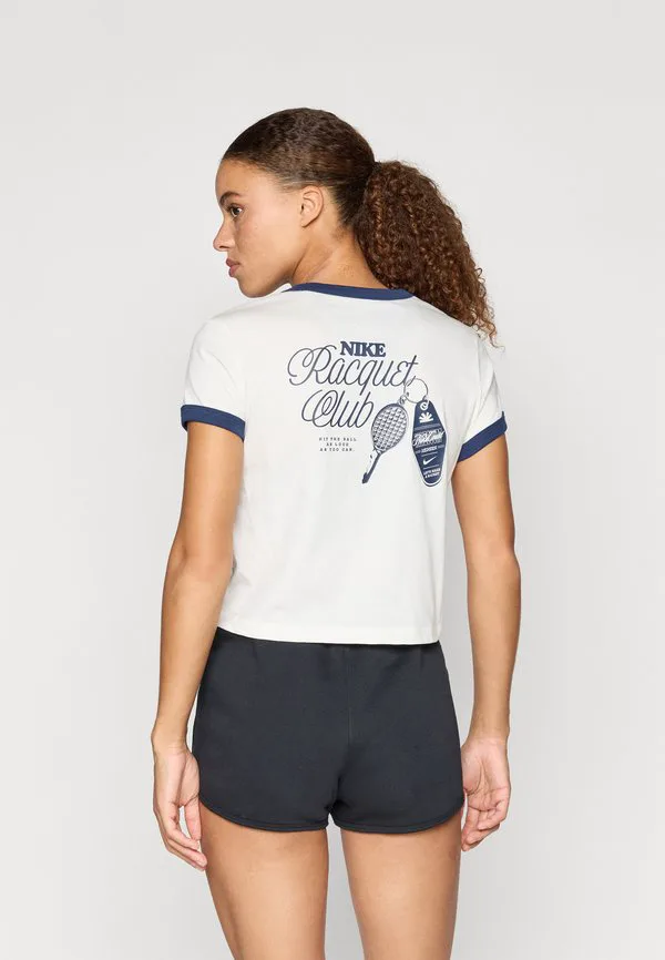 

Футболка с принтом в виде звона ракетки в стиле ретро Nike Performance, Sail/Midnight Navy, Синий, Футболка с принтом в виде звона ракетки в стиле ретро Nike Performance, Sail/Midnight Navy