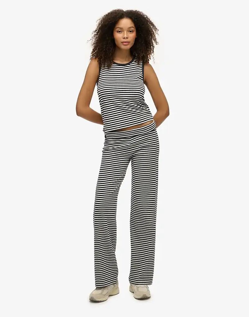 

Спортивные брюки Superdry Athletic Essentials в полоску темно-синего цвета.