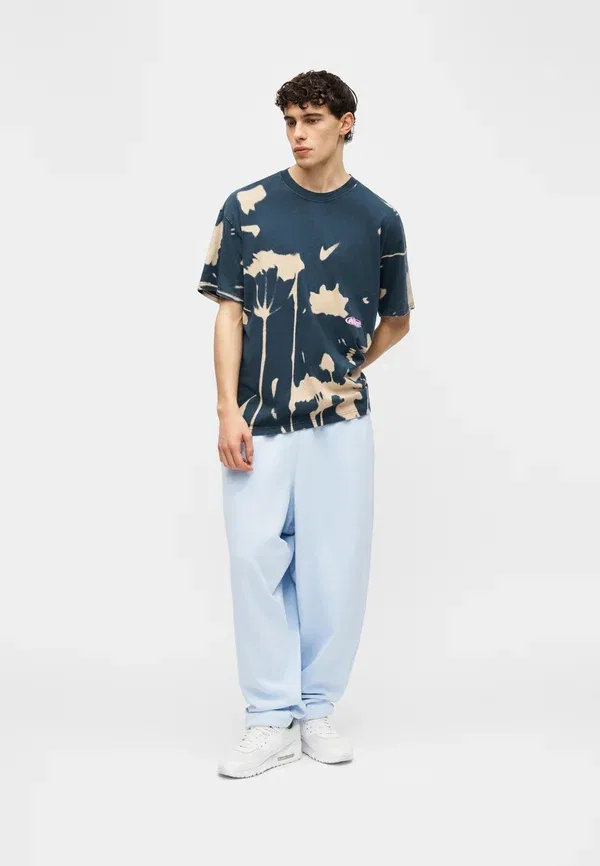 Футболка с цветочным принтом Nike Sportswear, тёмный обсидиан/песчаный дрейф — фото 3