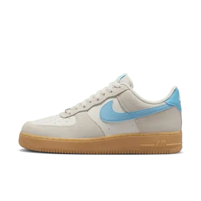 

Кроссовки Nike Air Force 1 '07 LV8, цвет Phantom/Gum Yellow/Summit White/Baltic Blue