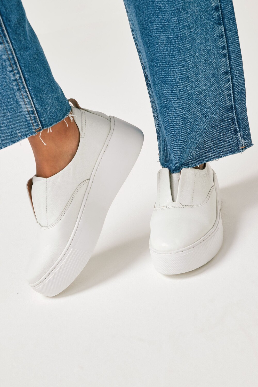 Кожаные спортивные кроссовки на толстой платформе на танкетке Signature Forever Comfort Next, белый — фото 2